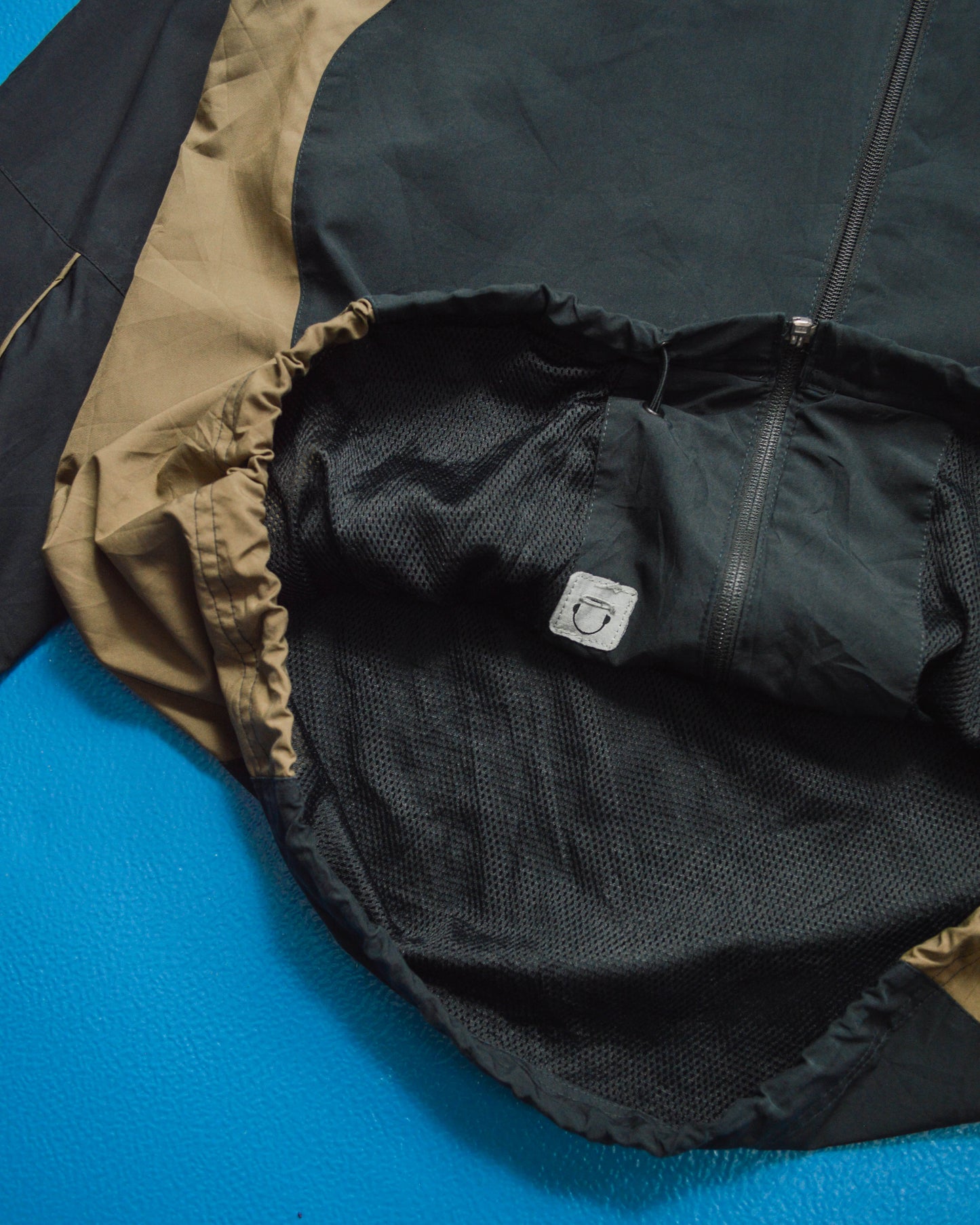 Subtle Tectonic Style Construction Brown Accent Black Windbreaker Jacket (L)