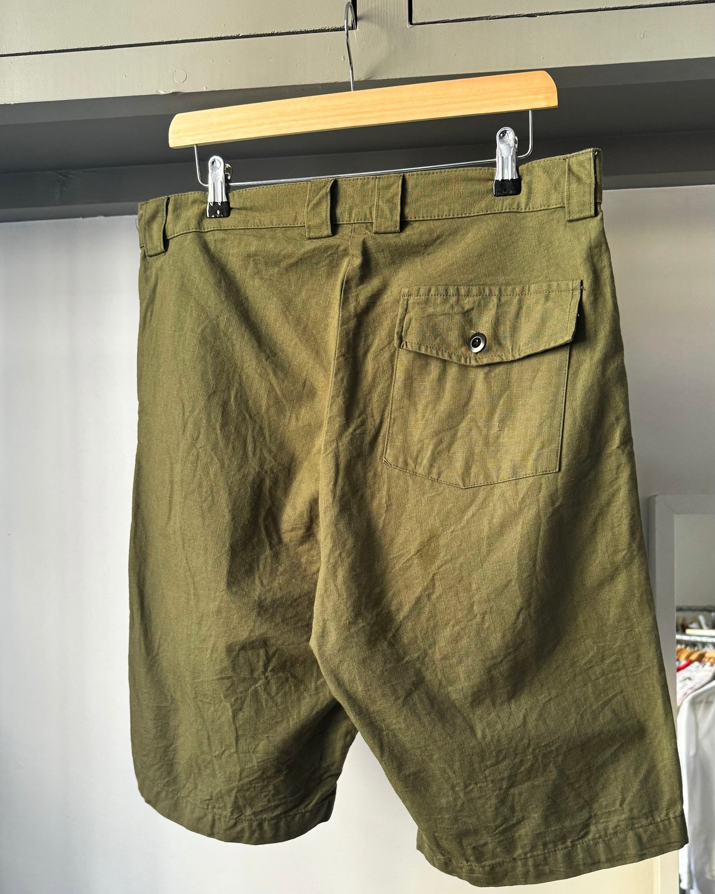 Early 2000s Khaki Green Flap Pocket Shorts (34)