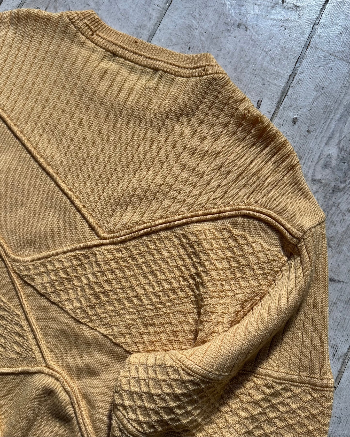 Early 2000s Pale Yellow Textured Panel Logo Knit Jumper  (~M~)