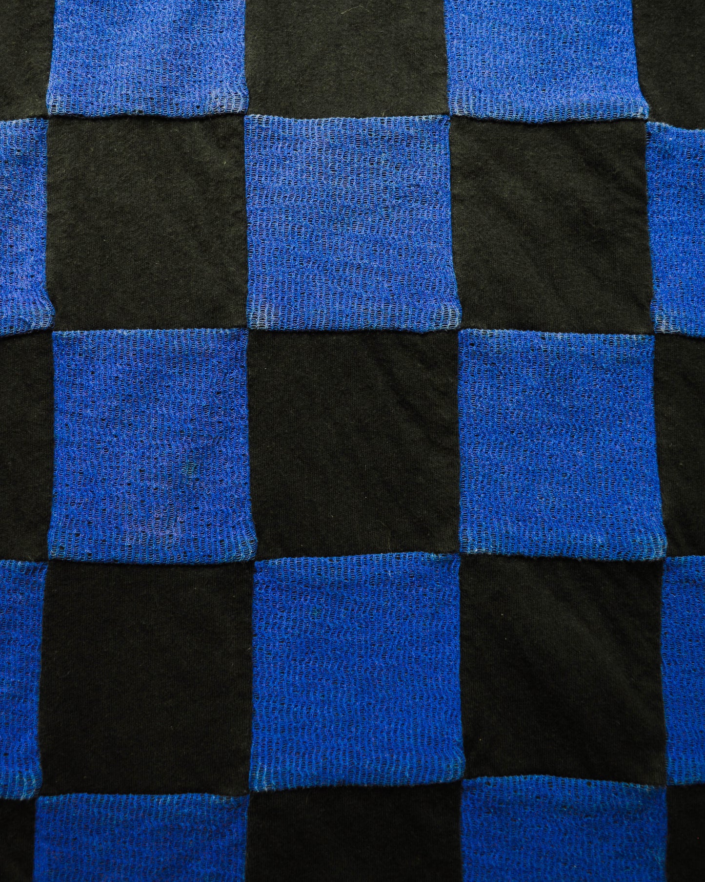 1999 Panelled Squares Textured Blue Black T-shirt (~M~).