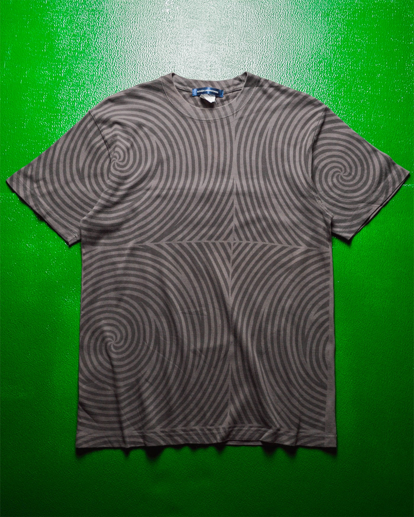 Swirl / Hypnotic Graphic Print T-shirt (L)