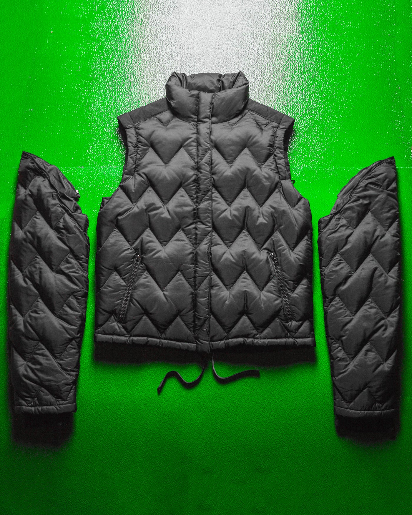 Black Zig Zag Panel 2 in 1 Detachable Sleeve Puffer Jacket (~S~)