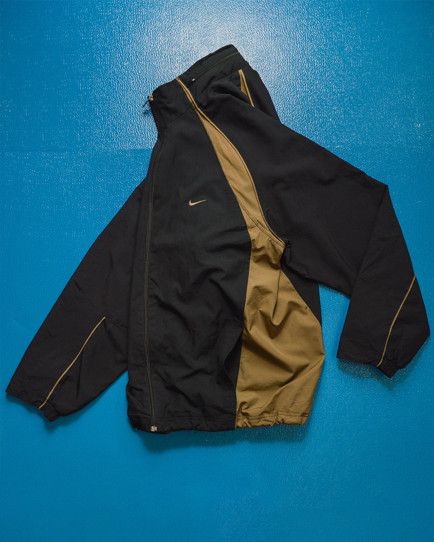 Subtle Tectonic Style Construction Brown Accent Black Windbreaker Jacket (L)